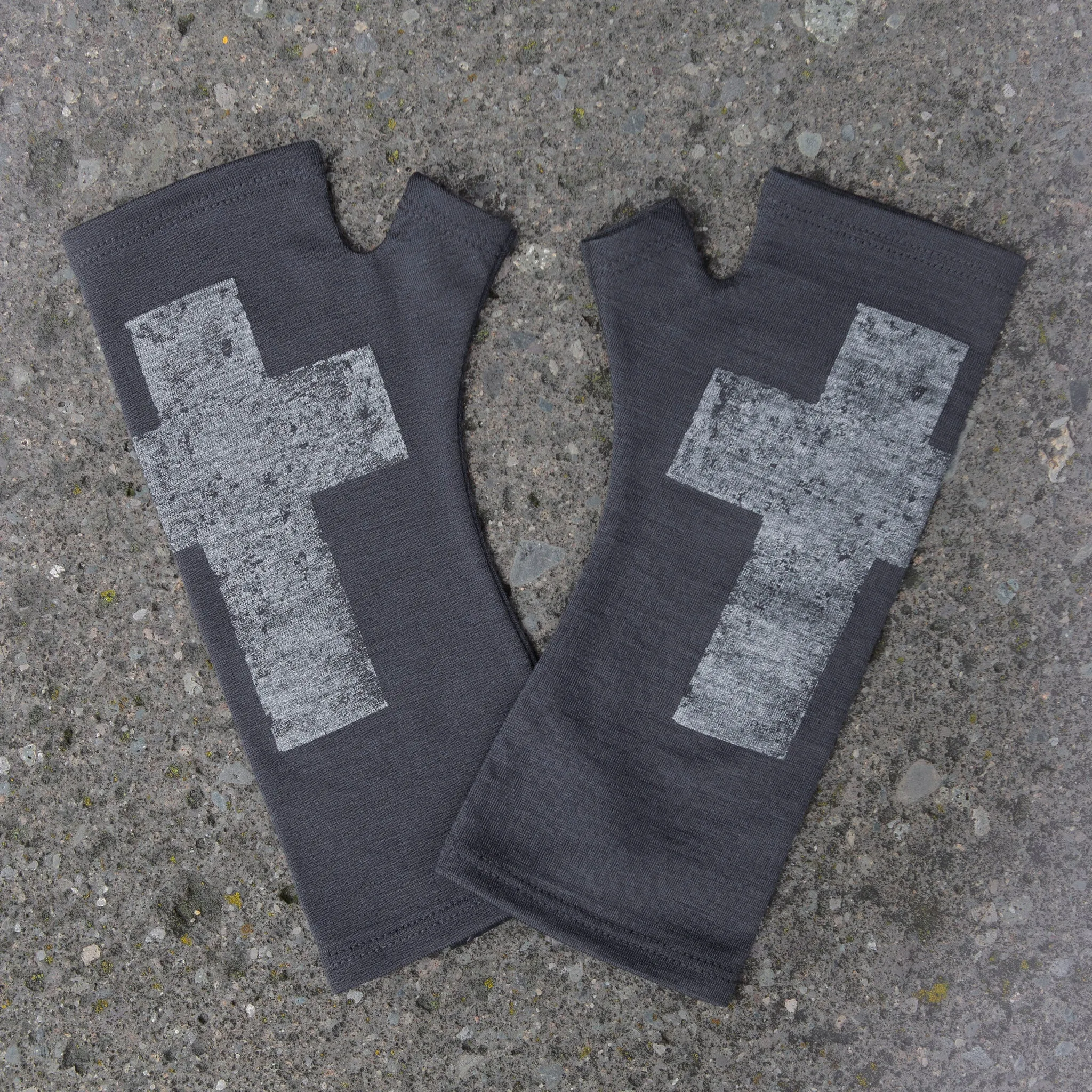 Charcoal cross silver printed merino fingerless gloves