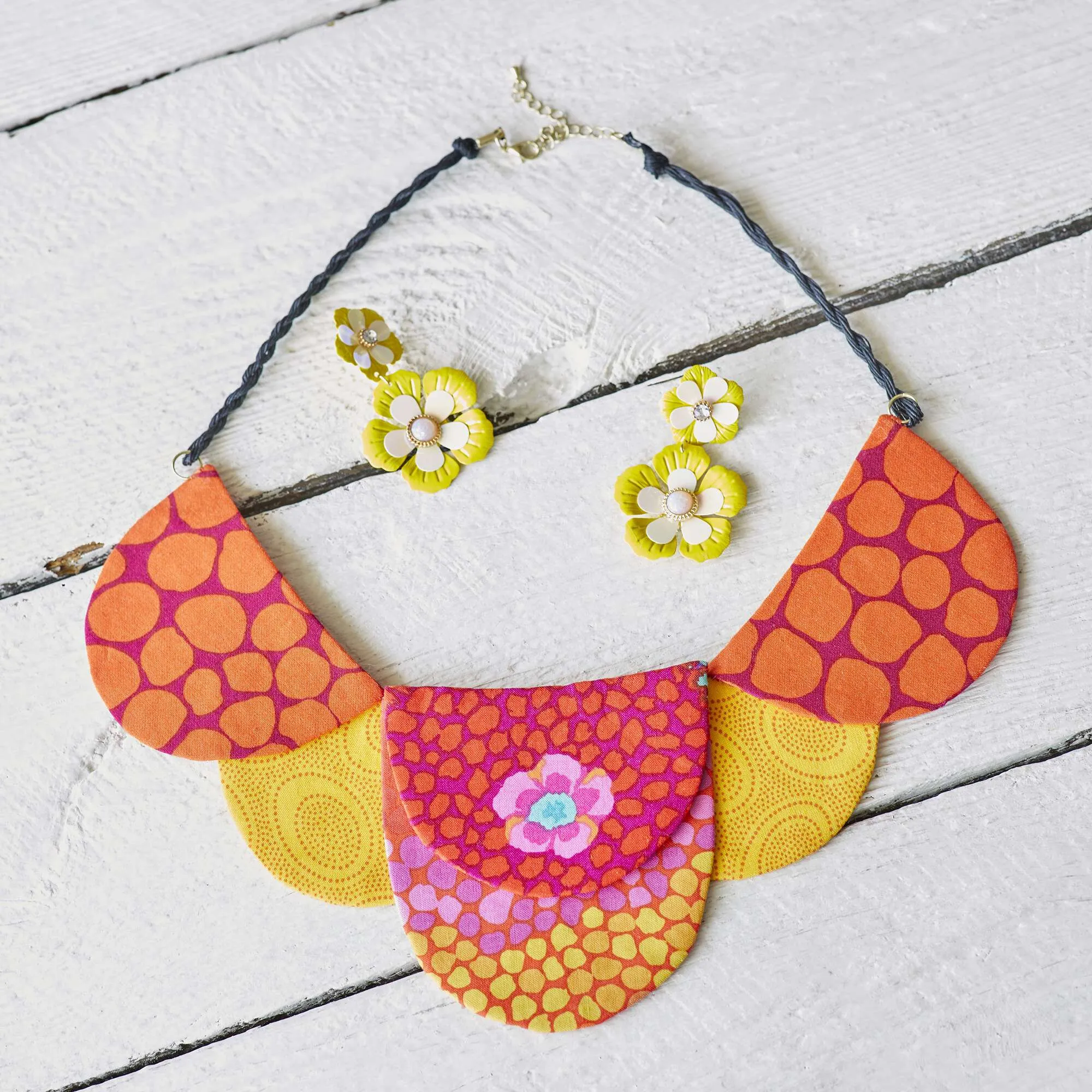 Coats & Clark Craft Colorful Fabric Necklace