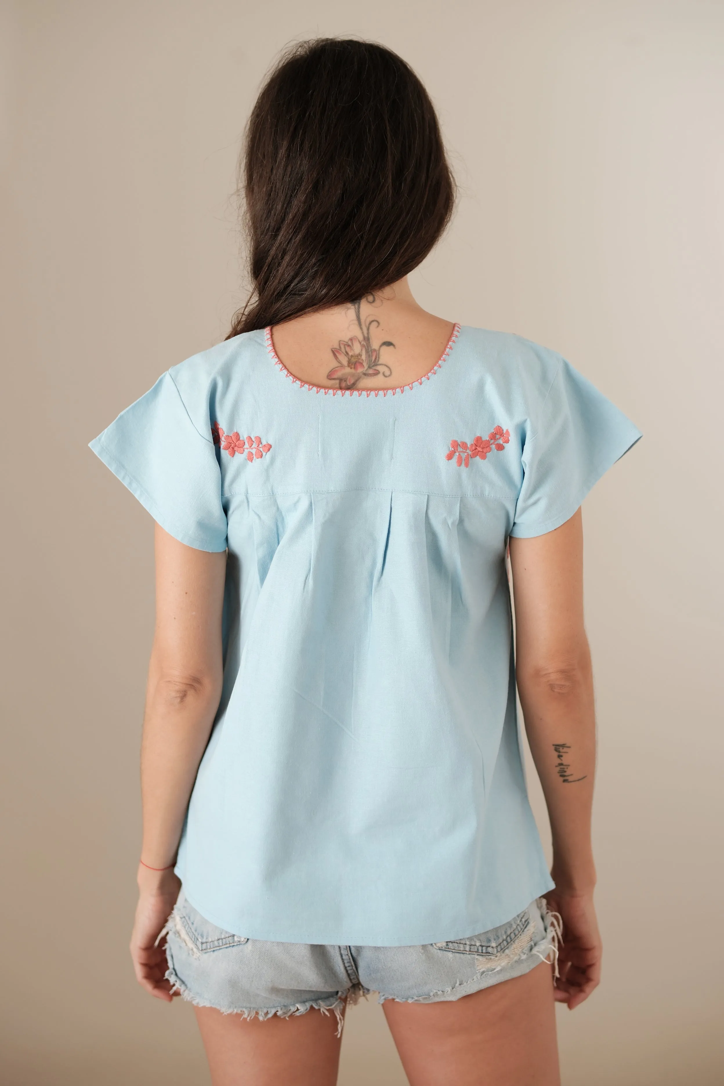 EMBROIDERED COTTON TOP "REEF" IN BABY BLUE